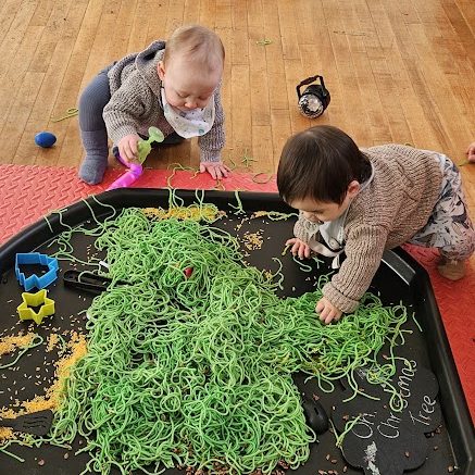 christmas tuff tray ideas, messy play, boyne babies, green pasta, baby sensory